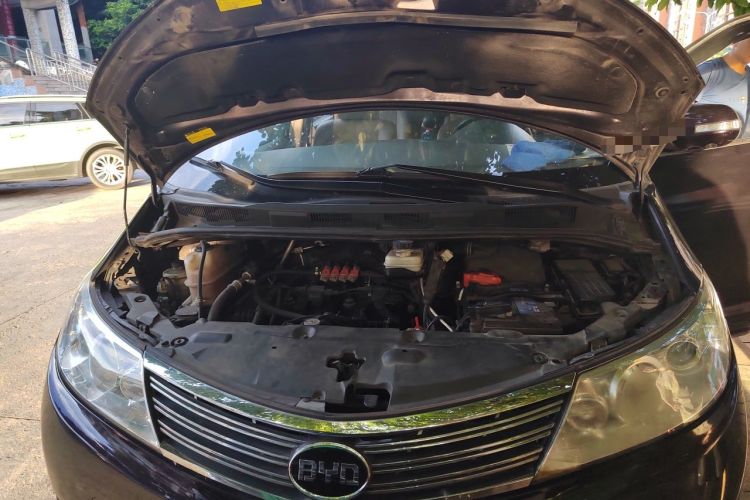 Used BYD M6 2013 2.0L Manual Comfort Edition Engine Bay