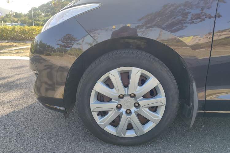 Used BYD M6 2013 2.0L Manual Comfort Edition Exterior 7