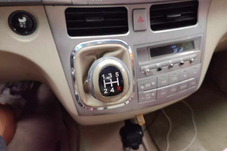 Used BYD M6 2013 2.0L Manual Comfort Edition Gear Lever