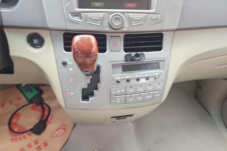 Used BYD M6 2013 2.4L Automatic Luxury Model Gear Lever