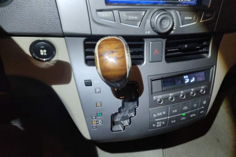 Used BYD M6 2013 2.4L Automatic Luxury Model Gear Lever
