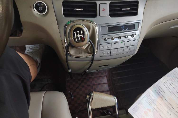 Used BYD M6 2013 2.0L Manual Comfort Edition Gear Lever