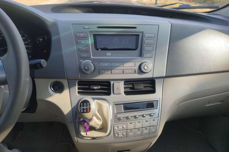 Used BYD M6 2013 2.0L Manual Comfort Edition Interior 1