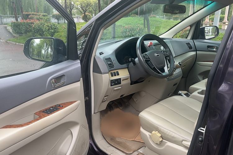 Used BYD M6 2013 2.4L Manual Luxury Model Interior 2