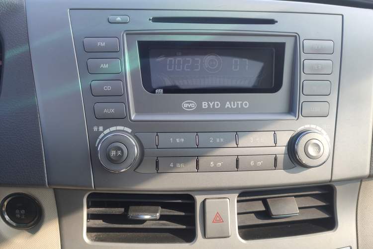 Used BYD M6 2013 2.0L Manual Comfort Edition Interior 2