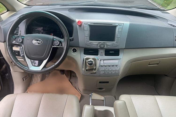 Used BYD M6 2013 2.4L Manual Luxury Model Interior 3