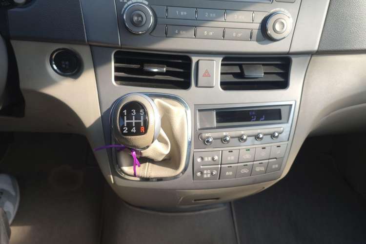 Used BYD M6 2013 2.0L Manual Comfort Edition Interior 3