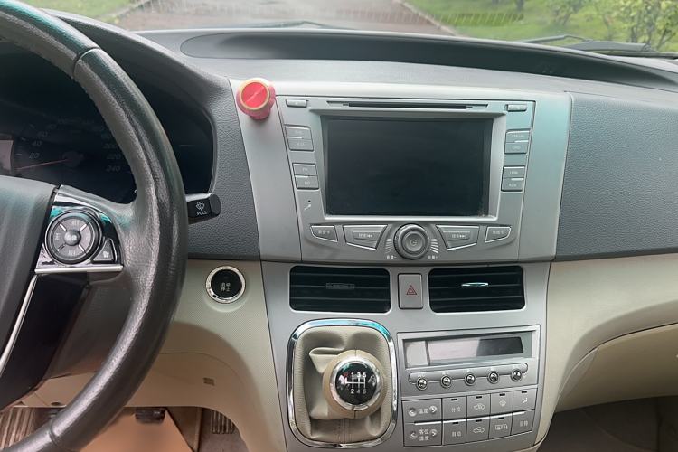 Used BYD M6 2013 2.4L Manual Luxury Model Interior 4