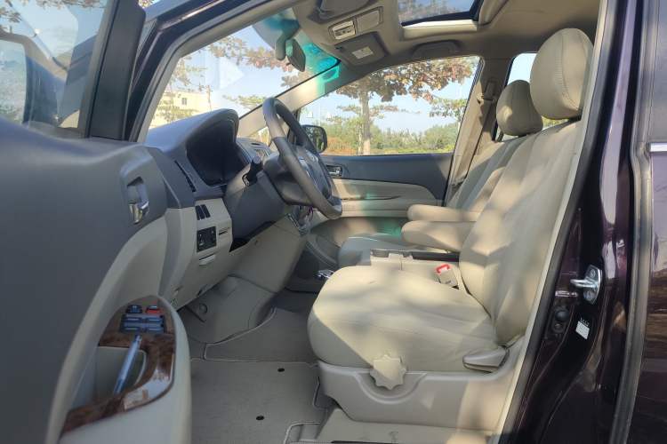 Used BYD M6 2013 2.0L Manual Comfort Edition Interior 4