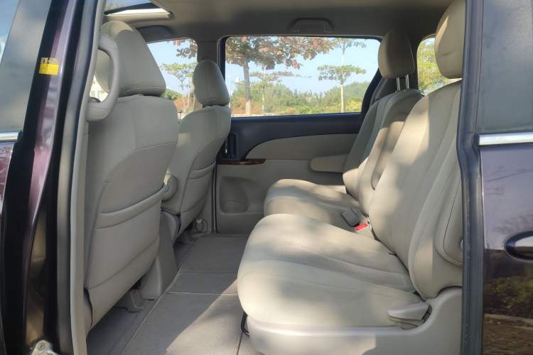 Used BYD M6 2013 2.0L Manual Comfort Edition Interior 5
