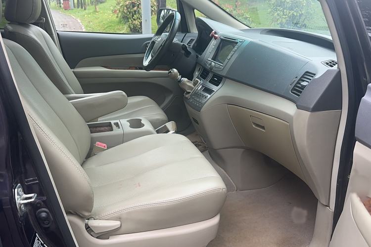 Used BYD M6 2013 2.4L Manual Luxury Model Interior 7