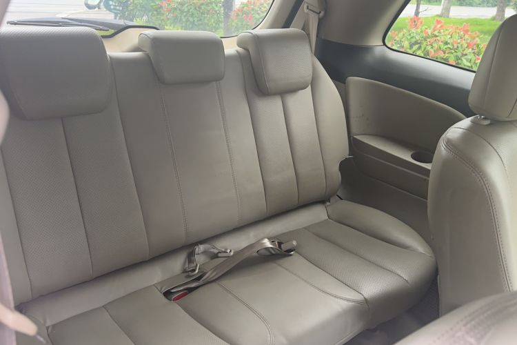 Used BYD M6 2013 2.4L Manual Luxury Model Interior 9