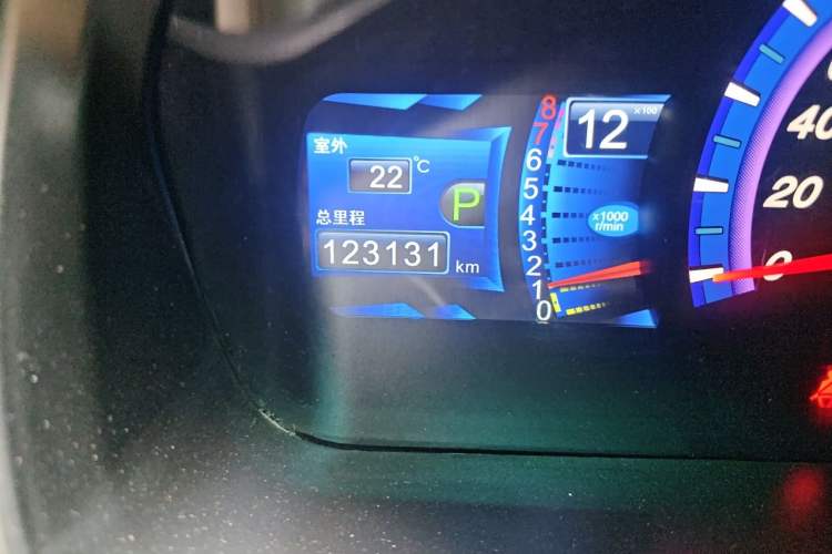 Used BYD M6 2013 2.4L Automatic Luxury Model Odometer Close Up