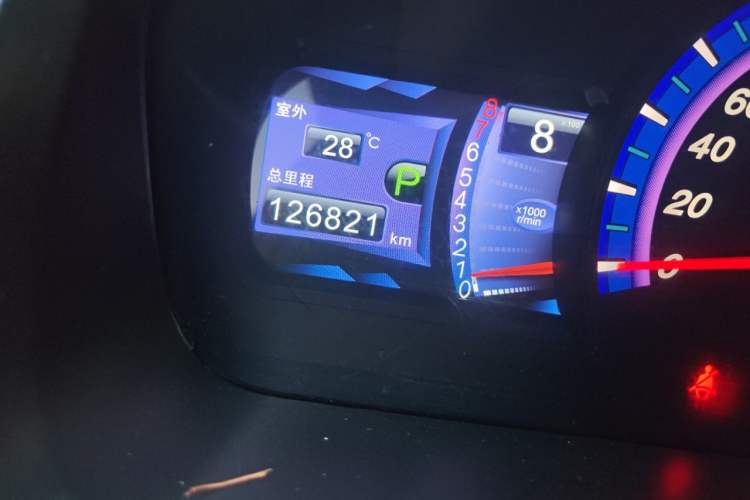 Used BYD M6 2013 2.4L Automatic Luxury Model Odometer Close Up
