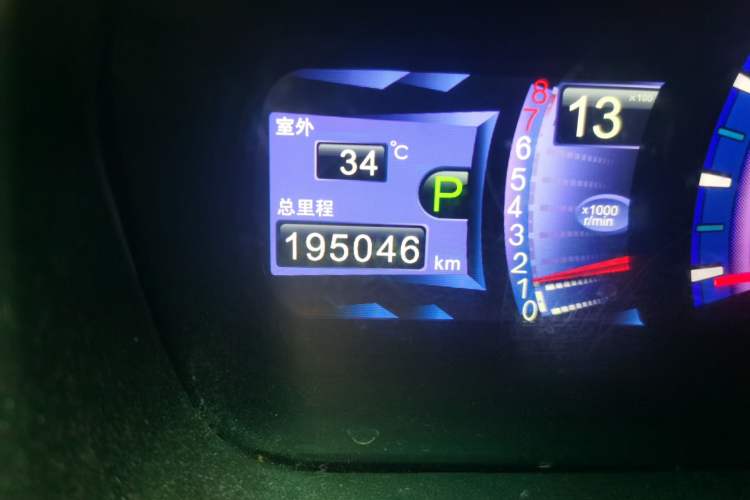 Used BYD M6 2013 2.4L Automatic Luxury Model Odometer Close Up