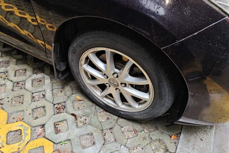 Used BYD M6 2013 2.4L Automatic Luxury Model Right Front Wheel Hub
