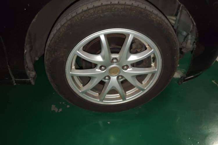 Used BYD M6 2013 2.0L Manual Comfort Edition Right Front Wheel Hub