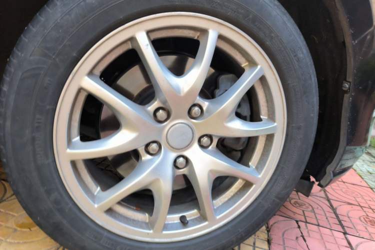 Used BYD M6 2013 2.4L Automatic Luxury Model Right Front Wheel Hub