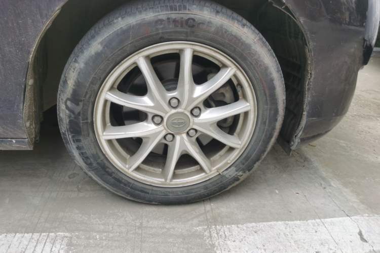 Used BYD M6 2013 2.4L Automatic Luxury Model Right Front Wheel Hub