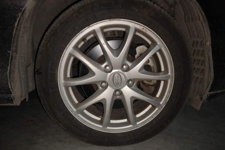 Used BYD M6 2013 2.4L Automatic Luxury Model Right Front Wheel Hub