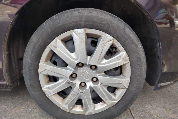 Used BYD M6 2013 2.0L Manual Comfort Edition Right Front Wheel Hub