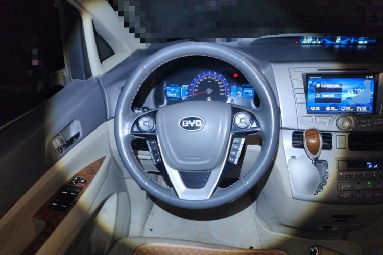 Used BYD M6 2013 2.4L Automatic Luxury Model Steering Wheel
