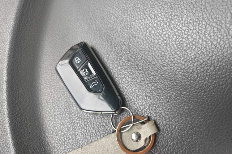 Used BYD M6 2013 2.4L Automatic Luxury Model Vehicle Key