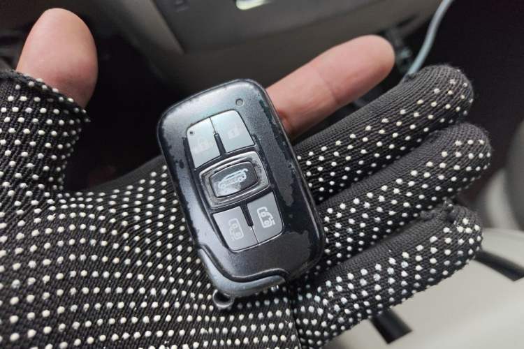 Used BYD M6 2013 2.4L Automatic Luxury Model Vehicle Key