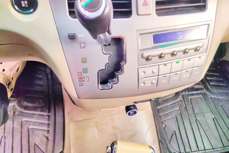 Used BYD M6 2013 2.4L Automatic Luxury Model Audio And AC Panel
