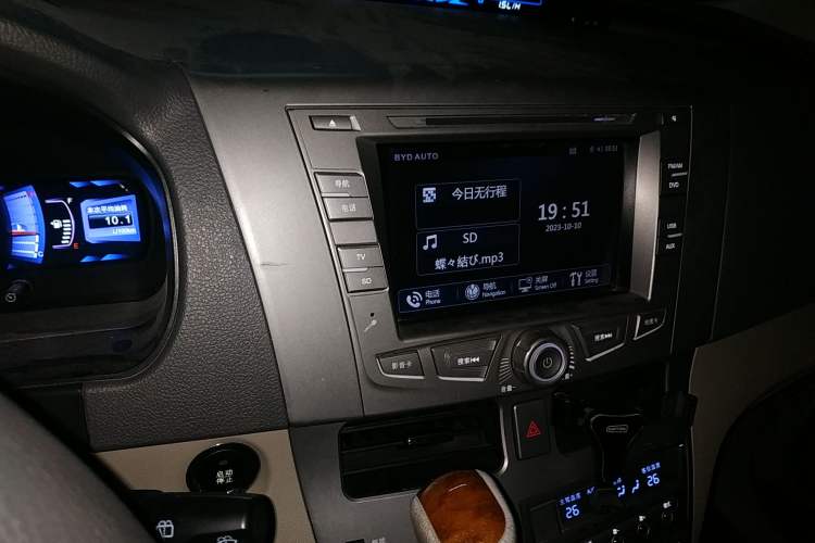 Used BYD M6 2013 2.4L Automatic Luxury Model Audio And AC Panel
