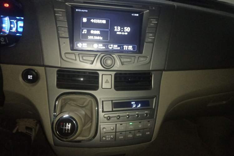 Used BYD M6 2013 2.4L Manual Luxury Model Audio And AC Panel