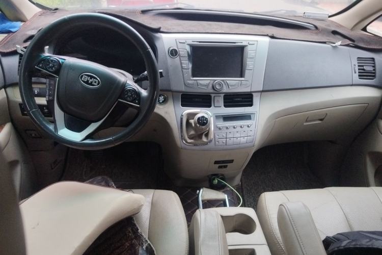 Used BYD M6 2013 2.4L Manual Luxury Model Center Console