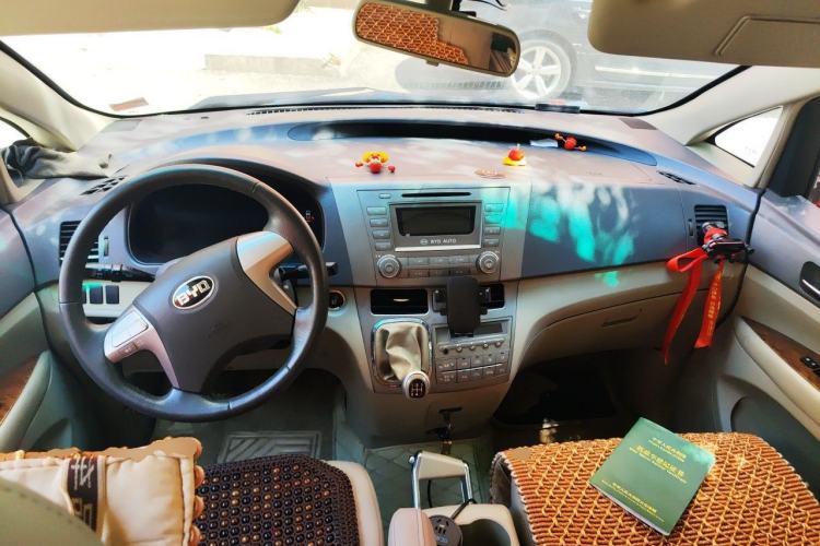 Used BYD M6 2013 2.0L Manual Comfort Edition Center Console