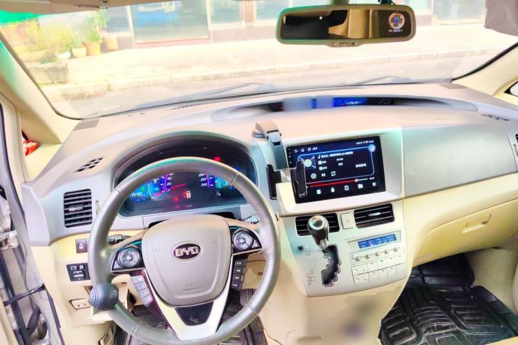 Used BYD M6 2013 2.4L Automatic Luxury Model Center Console
