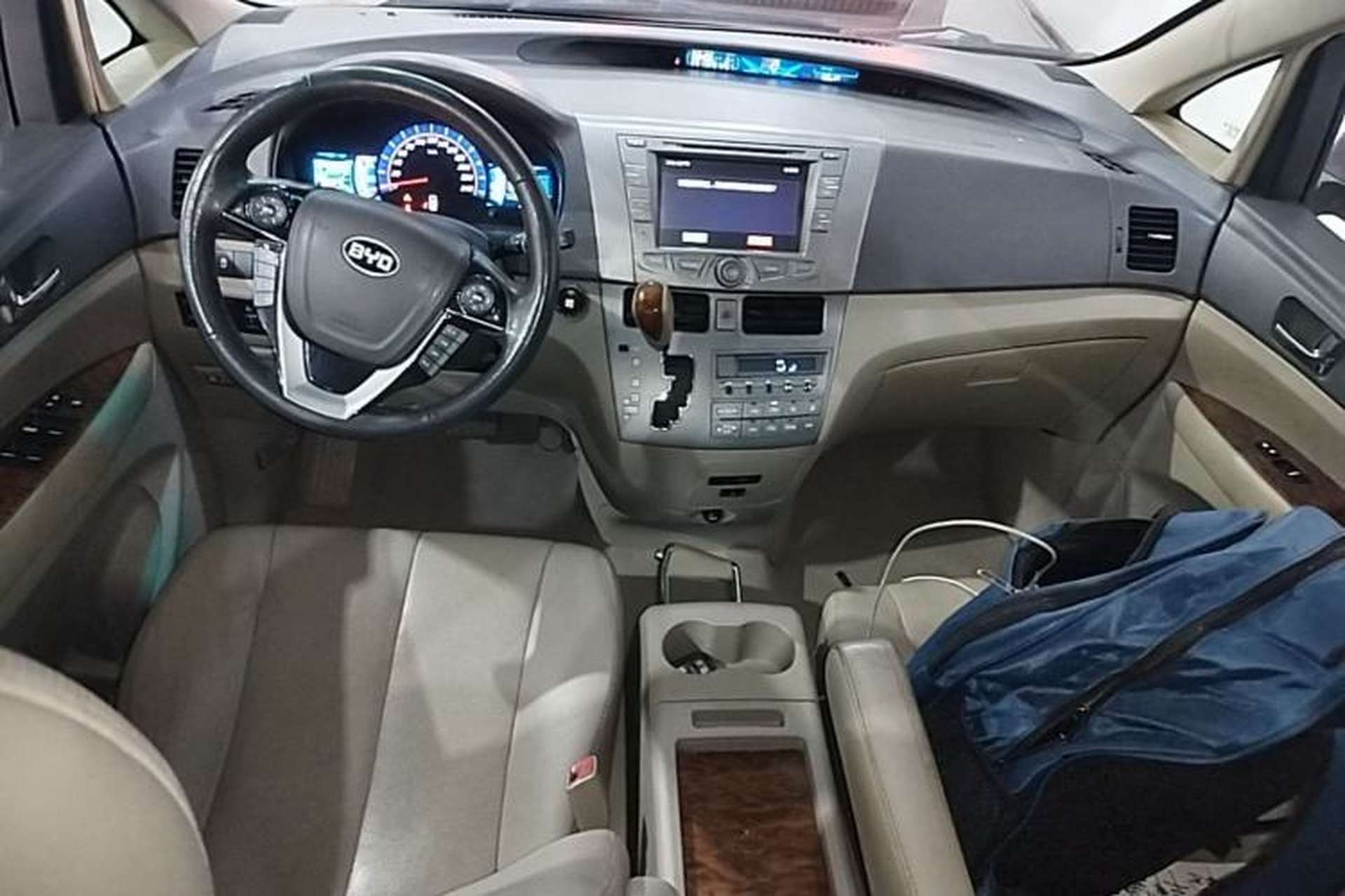 Used BYD M6 2013 2.4L Automatic Luxury Model Center Console