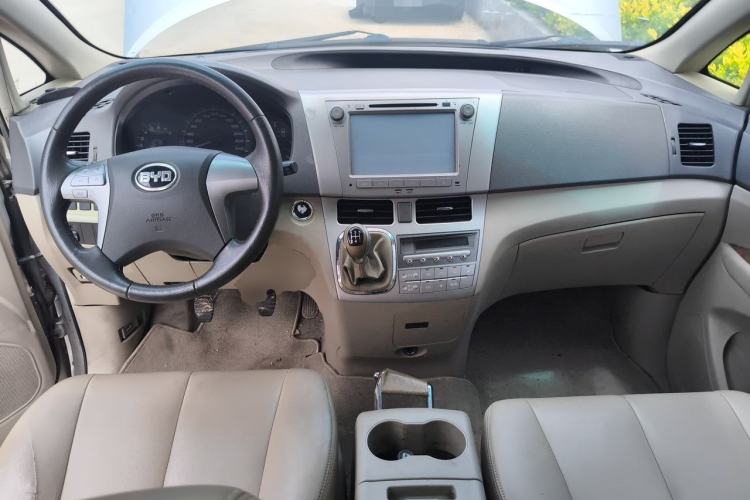 Used BYD M6 2013 2.0L Manual Comfort Edition Center Console