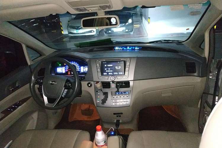 Used BYD M6 2013 2.4L Automatic Luxury Model Center Console