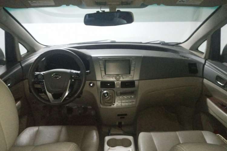 Used BYD M6 2013 2.4L Manual Luxury Model Center Console