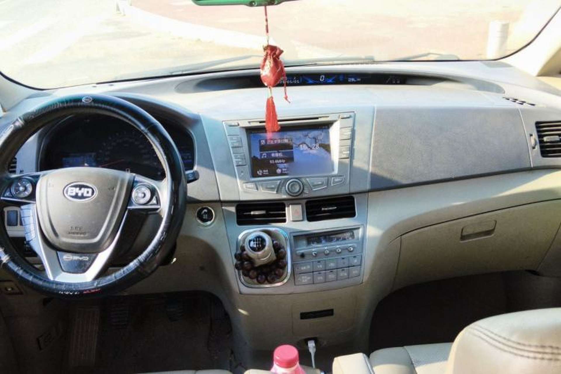 Used BYD M6 2013 2.4L Manual Luxury Model Center Console