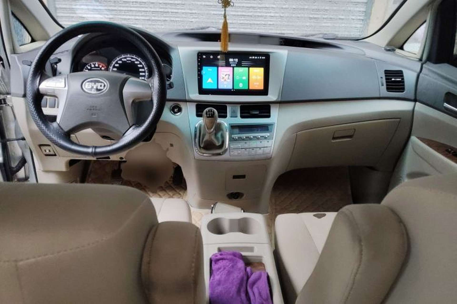 Used BYD M6 2013 2.0L Manual Comfort Edition Center Console