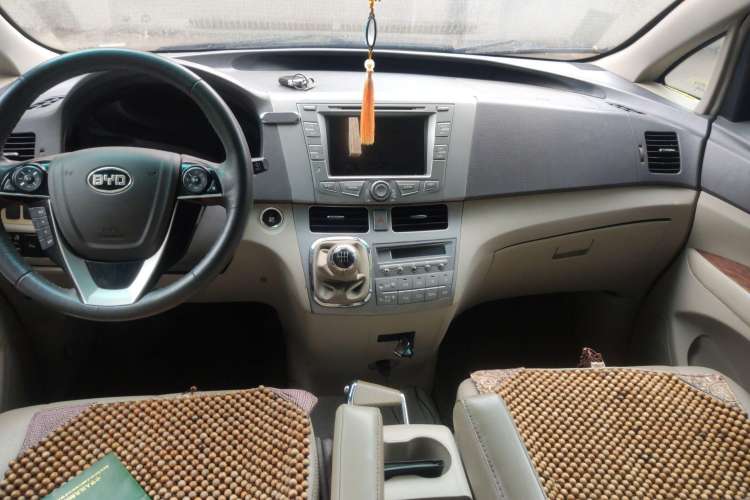 Used BYD M6 2013 2.4L Manual Luxury Model Center Console