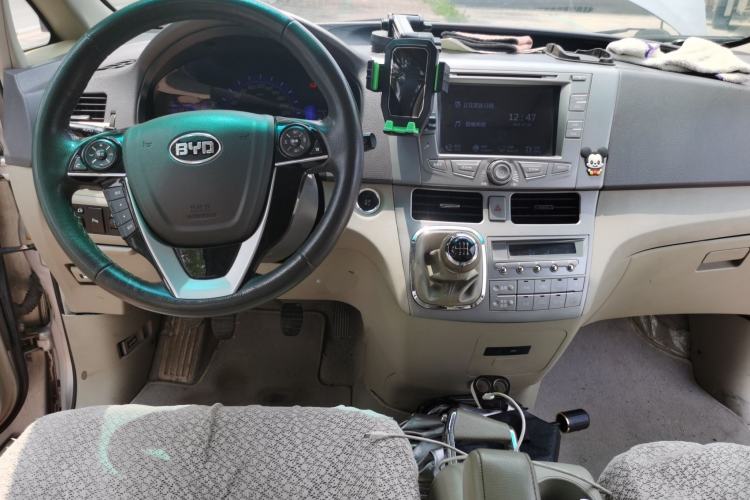 Used BYD M6 2013 2.4L Manual Luxury Model Center Console