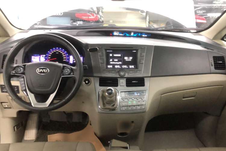 Used BYD M6 2013 2.4L Manual Luxury Model Center Console