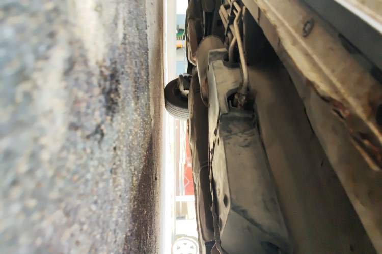 Used BYD M6 2013 2.0L Manual Comfort Edition Chassis Front Right