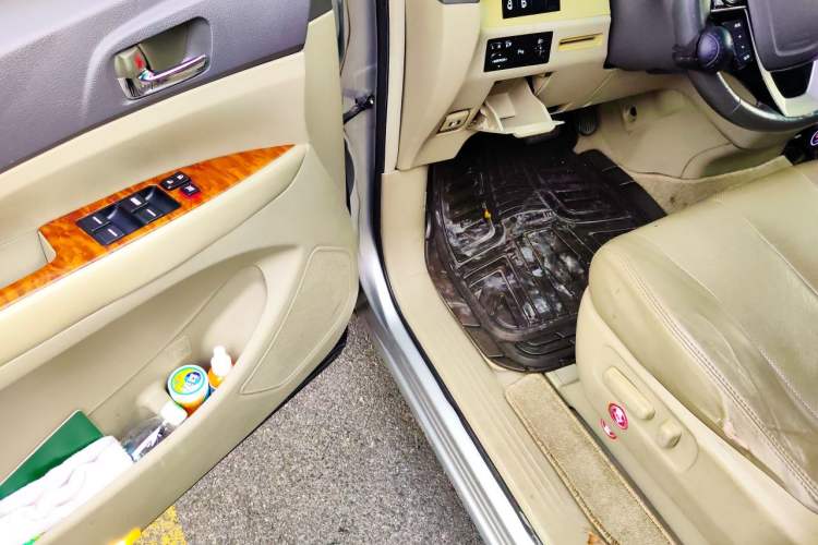 Used BYD M6 2013 2.4L Automatic Luxury Model Driver Seat