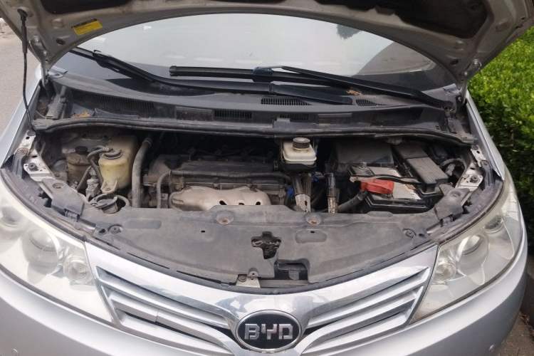 Used BYD M6 2013 2.4L Manual Luxury Model Engine Bay