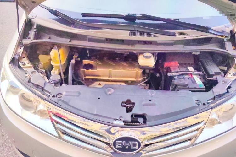 Used BYD M6 2013 2.4L Automatic Luxury Model Engine Bay