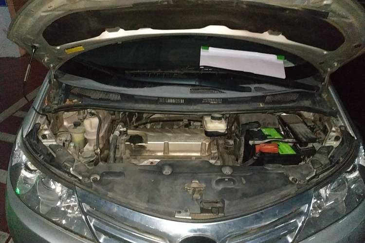 Used BYD M6 2013 2.4L Automatic Luxury Model Engine Bay