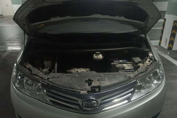 Used BYD M6 2013 2.4L Manual Luxury Model Engine Bay