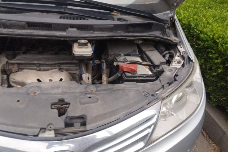 Used BYD M6 2013 2.4L Manual Luxury Model Engine Bay Left